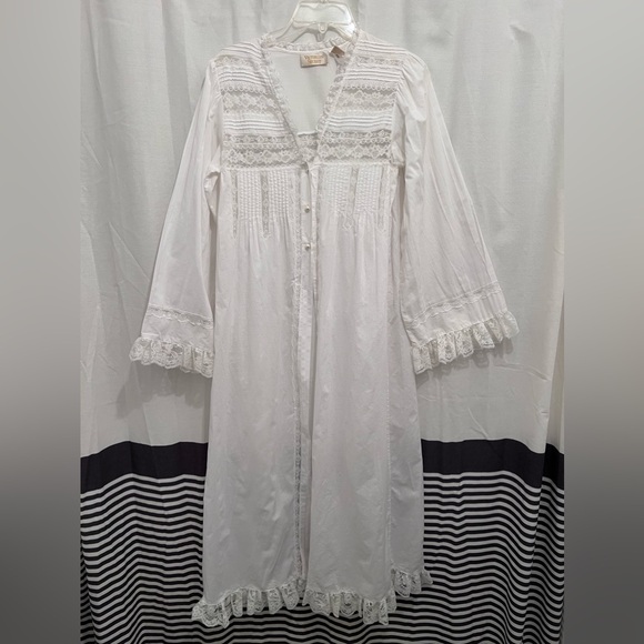 Victoria's Secret Other - Victoria’s Secret Vintage Gold Label 80s White Lace Gown Robe Women’s Size Small